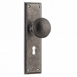 TRADCO MILTON DOOR KNOB ON PLATE
