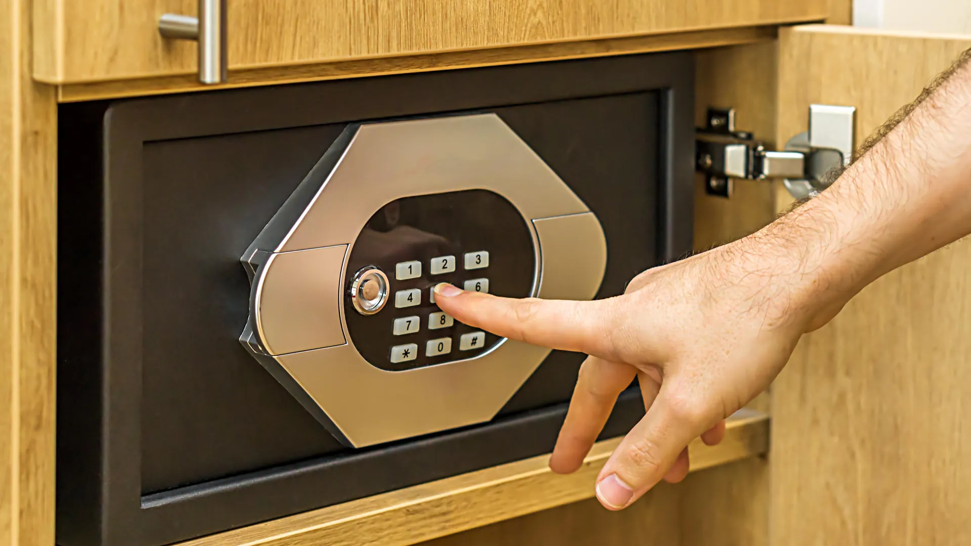 Deals The Lock Shop -Deals The Lock Shop ein tresor der mit einem zahlencode geschuetzt ist bewahrt ihre wertgegenstaende sicher auf